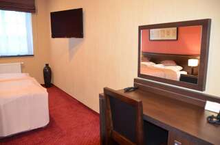 Отель Hotel Pik Миколув Двухместный номер с 1 кроватью или 2 отдельными кроватями-4